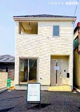 【外観】
前面道路は幅員約3.7mの公道。すっきりとした街並みに調和する、完成済みの新築一戸建。