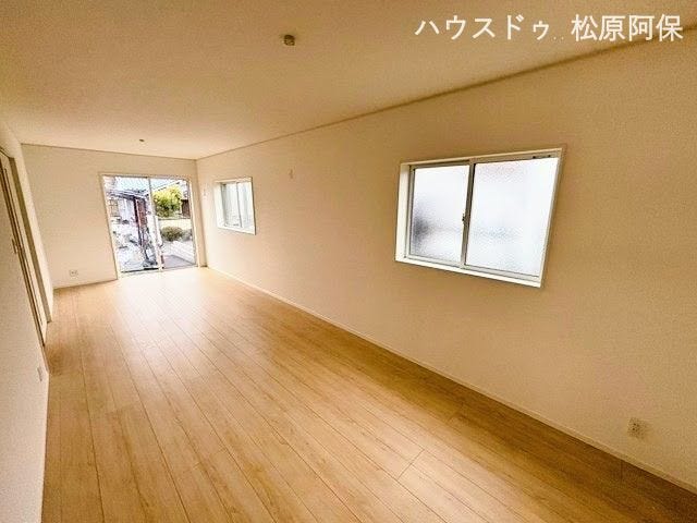 1階に配置された約17帖の広々としたLDK。ご家族でのびのびとお過ごしいただけます。