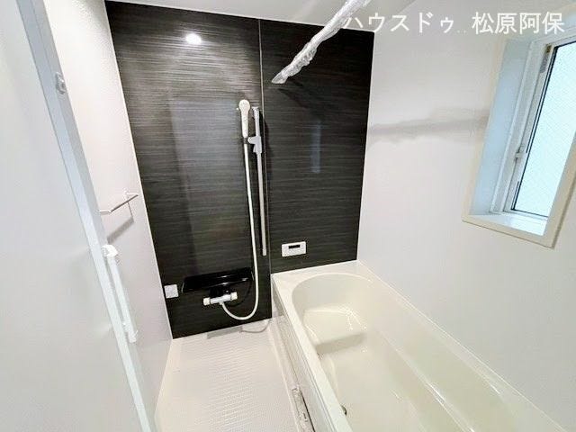 新築ならではの清潔感あふれる浴室。一日の疲れを心地よく癒やせる空間です。