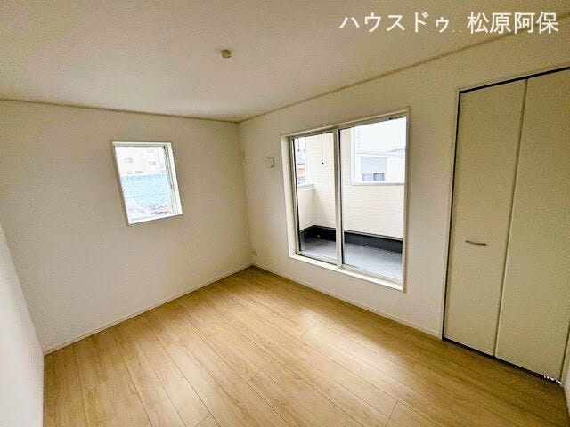 2階に配置された明るい洋室。全室にしっかりとした収納スペースを完備しています。