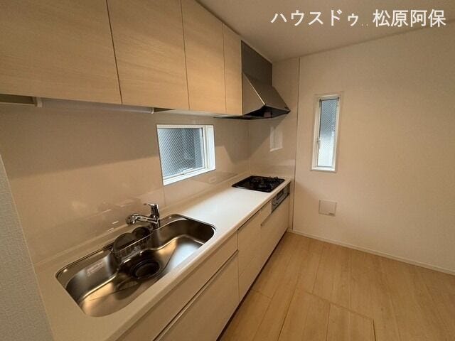 空間を無駄なく有効に活用でき、リビングを見渡せるすっきりとした壁付き型キッチン。