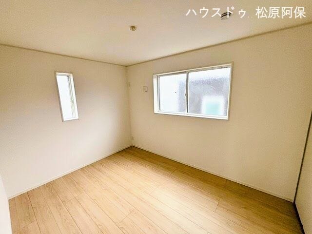 2階に配置された明るい洋室。全室にしっかりとした収納スペースを完備しています。