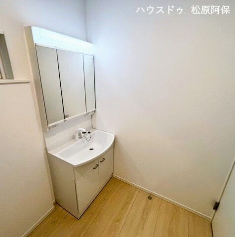 三面鏡タイプの機能的な洗面化粧台。使い勝手が良く、毎日の身支度もスムーズです。