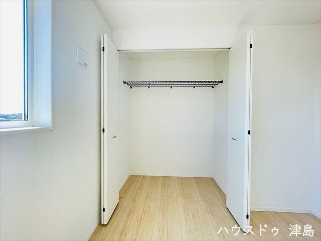 6.5帖洋室収納。全居室収納完備。メッシュ棚になっていて、ハンガーがかけられます。