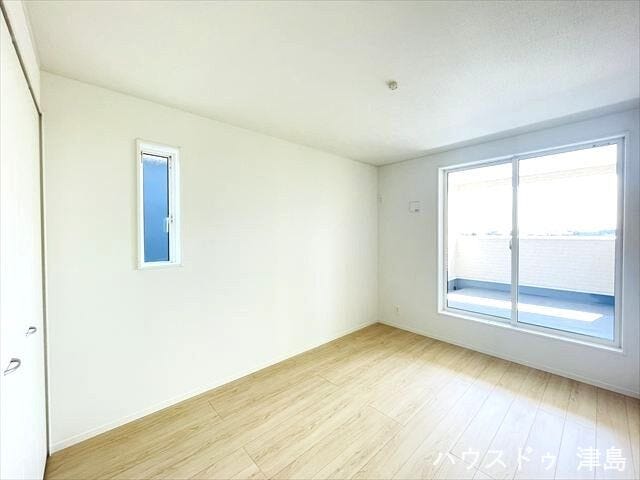 東側6帖洋室。こちらもバルコニーに面し、窓が大きいので解放感があり快適なお部屋。