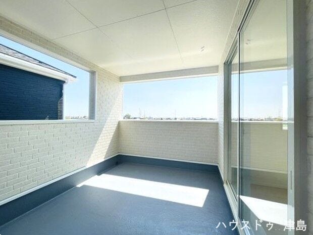 急な雨も洗濯物が安心のインナーバルコニー。2部屋から出入りができるのでお洗濯やお布団干しもスムーズ。