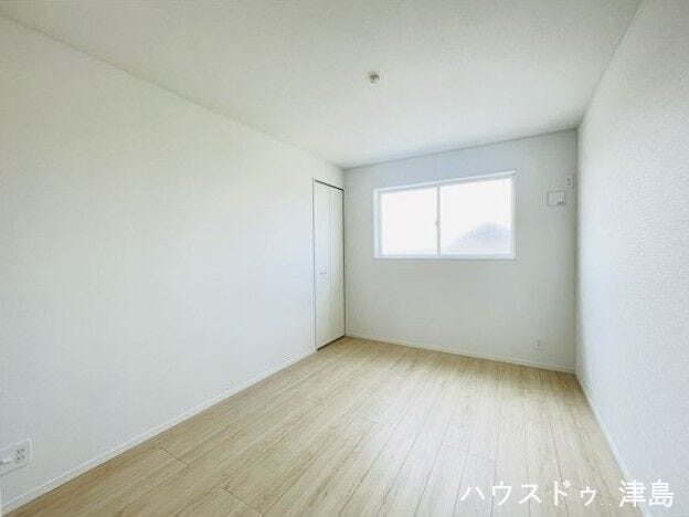 西側6帖洋室。2階全洋室6帖以上・収納が完備され、机やベットを置いても十分な広さが確保。