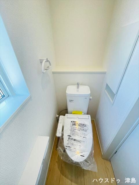 2階トイレ。温水洗浄便座付きトイレは冬場の冷たい便座を暖めてくれます♪各階に収納ボックス設置。