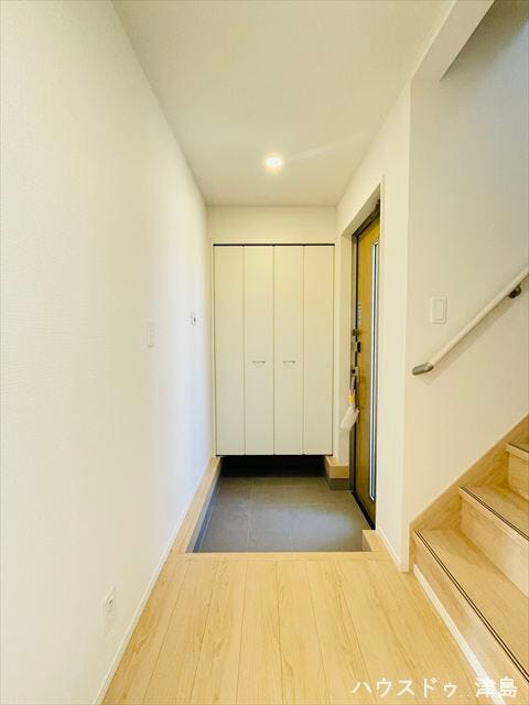 シューズボックスが設置され、すっきりと片付きます。玄関扉のガラス窓にシルエットが映り、防犯面は安心。