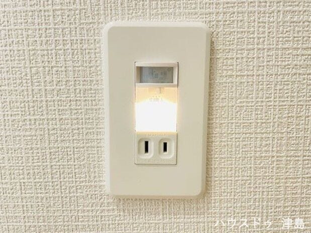 センサーライト付きコンセント。各階の階段近くの廊下に設置。夜間に足元を照らしてくれるうれしい設備。