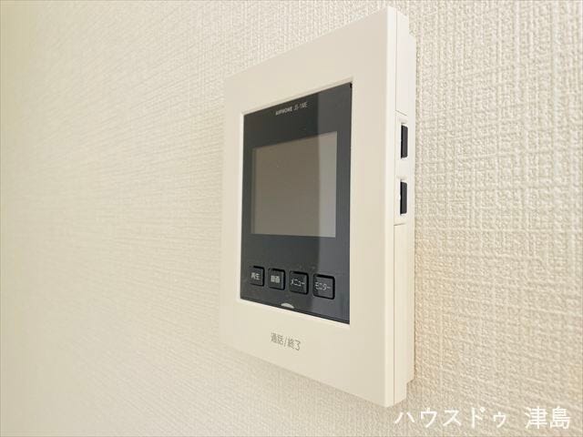 モニター付きインターホン。来訪者の顔が確認でき、室内にいながら安心して応対でき、防犯性を高めます。