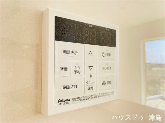 キッチンから操作できる給湯リモコン。追いだきや自動湯はりもワンタッチで、家事の合間にお風呂準備完了。
