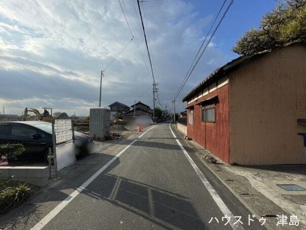 北側公道幅4.7m。普通車が1台通れる道幅となります。大型車の通行が少ないので振動や騒音が抑えられます。垣見鉄工アリーナまで徒歩6分、趣味のスポーツを見つけて気楽に通えます。