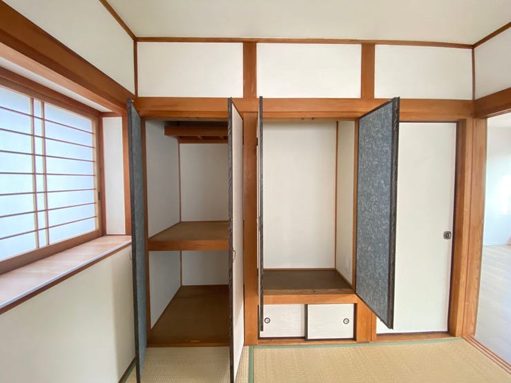 押し入れには、布団や季節物、大きめの収納ボックスなどもラクラク収納可能◎