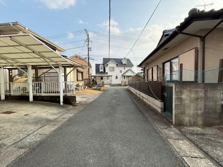周辺は静かで落ち着いた雰囲気の住宅街です。