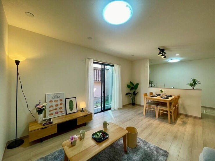 【Living】家族が集まりやすい場所で、くつろぎと会話が自然に生まれます。