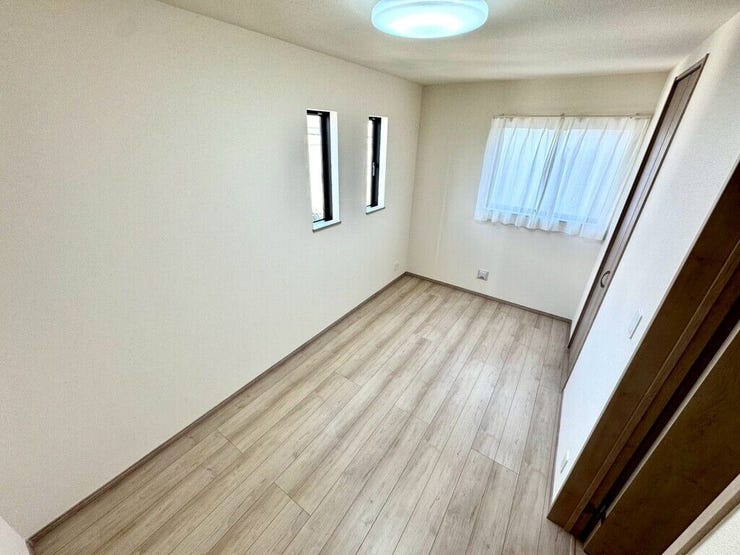 【Bedroom】ベッドとデスクを置いてもゆとりのある、使い勝手の良い広さの洋室です。