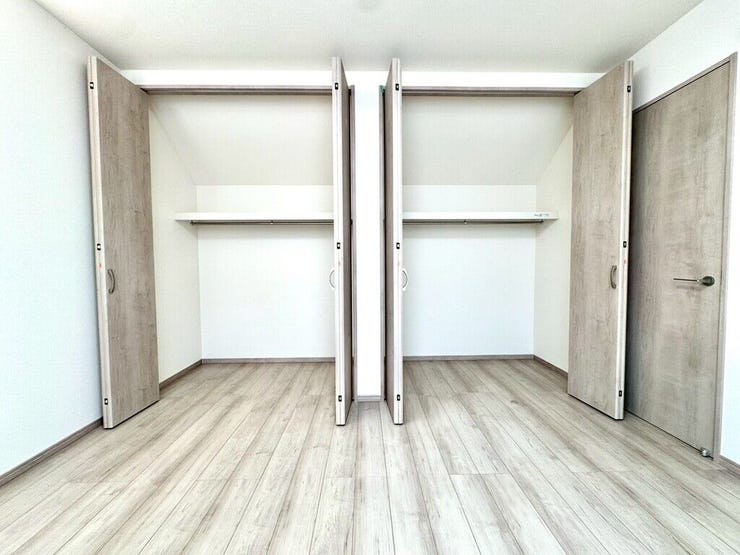 【Bedroom】洋室には収納力のあるクローゼット付き。衣類や荷物もすっきり収まります。