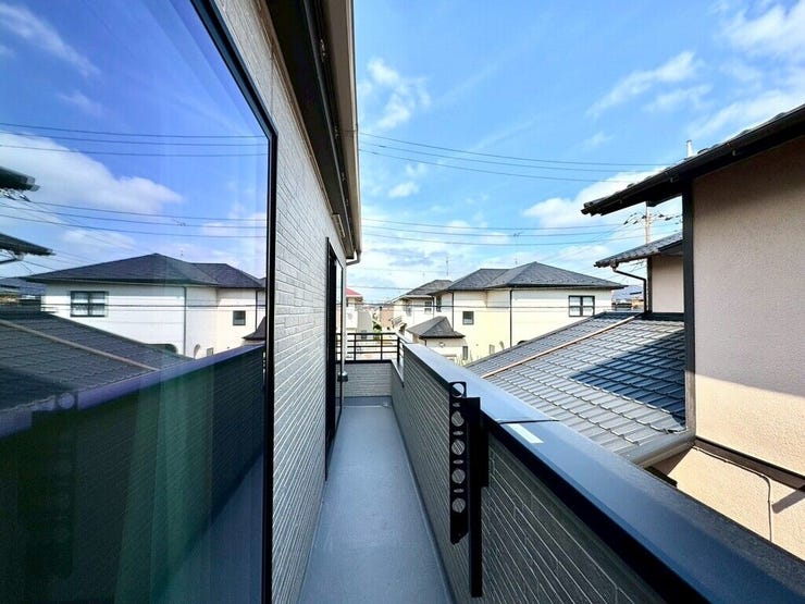 【Balcony】日当たりの良いバルコニーはお洗濯物がしっかり乾きやすく、毎日の家事にも重宝します。