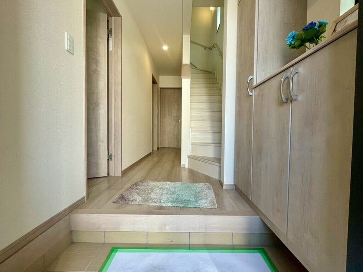 【Entrance】シューズボックス完備の玄関で、靴や小物もスッキリ収納できます。
