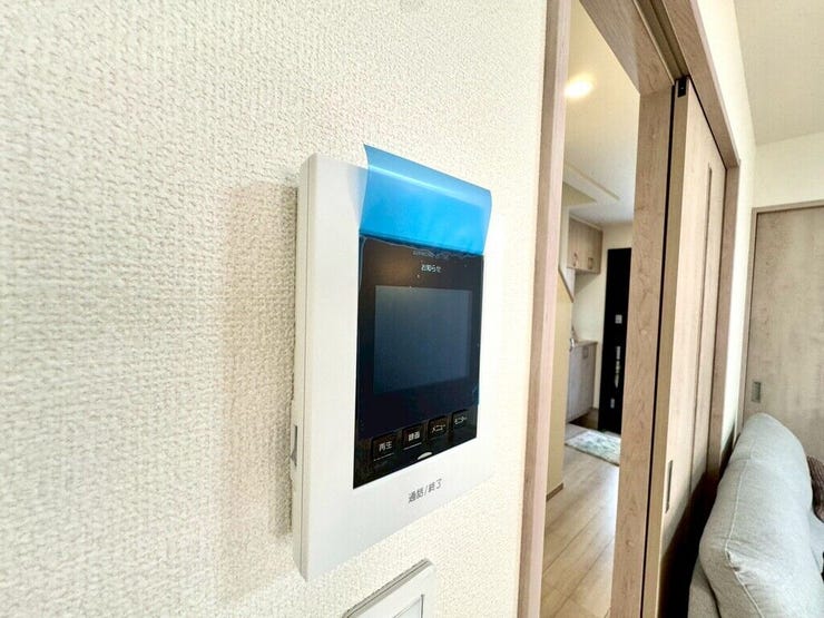【Facilities】来訪者を確認できるモニター付きインターホンで、防犯面も安心です。
