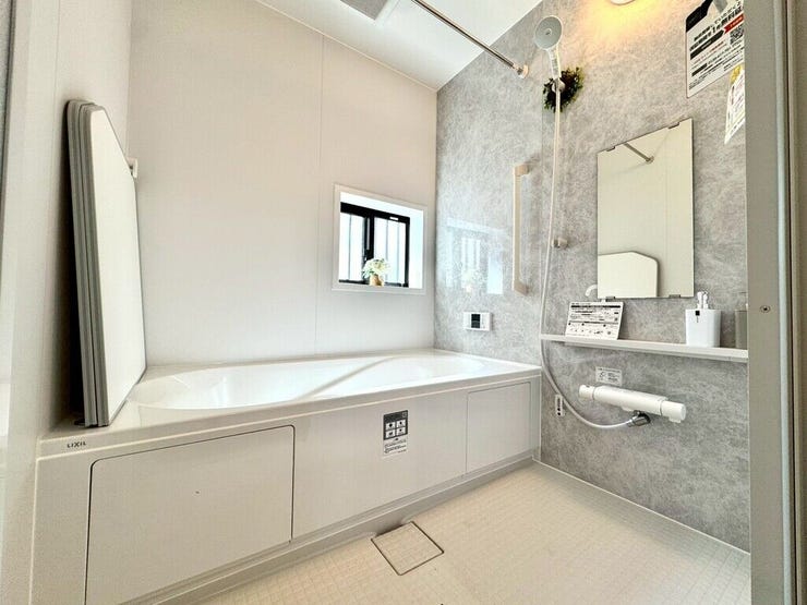【Bathroom】お子様とのバスタイムにも十分な広さがあり、掃除も簡単にできます。