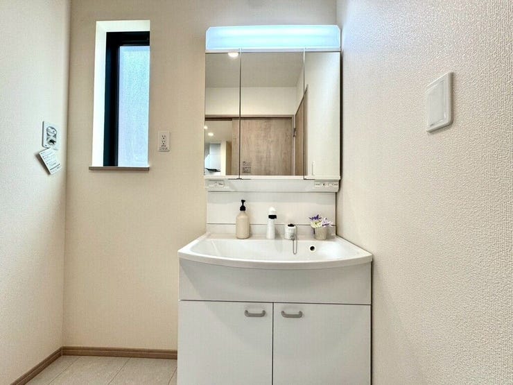 【Washroom】毎朝の準備がスムーズに。広めの洗面台と収納が使いやすい洗面所です。