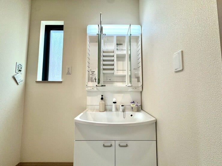 【Washroom】すっきりとしたデザインで、毎日の生活が快適に。収納も豊富な洗面所です。
