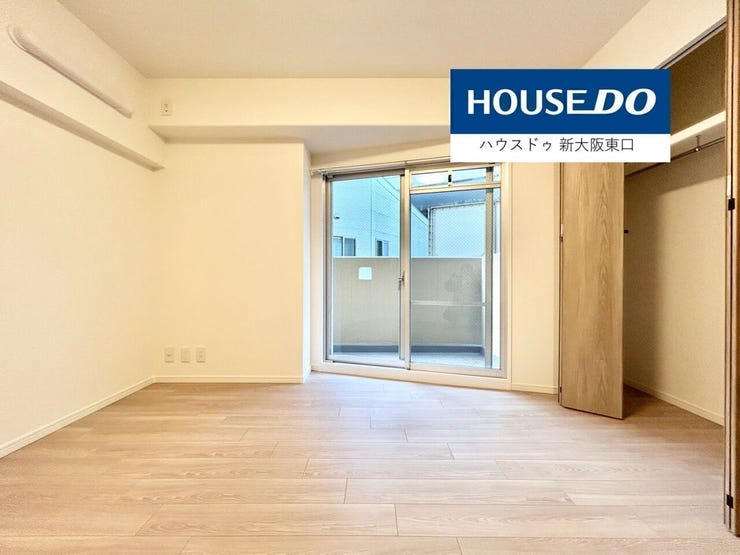 クローゼットと南西向きのバルコニーがある6.5帖の寝室です。