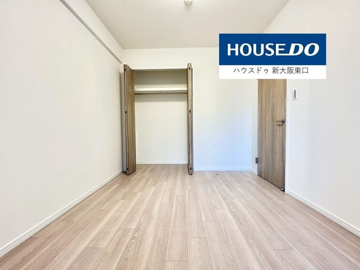 南西向きの窓とクローゼットがある5.6帖の洋室です。