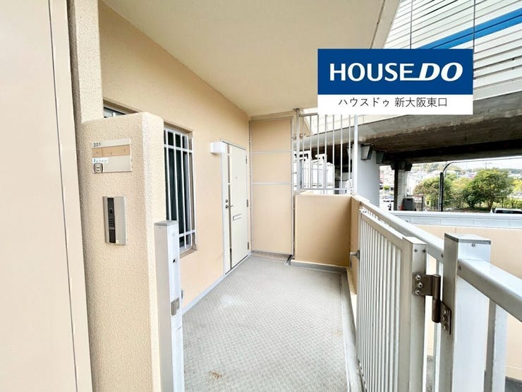 玄関にはポーチがあります。