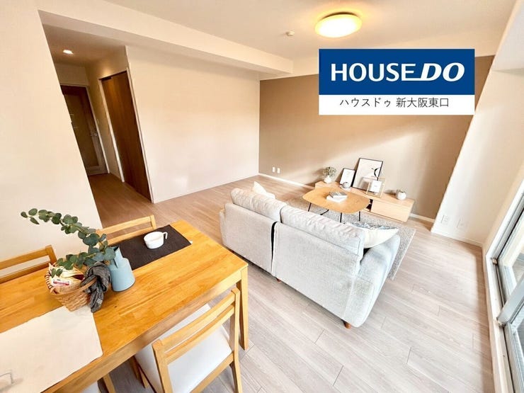 南西向きのバルコニーがある18.4帖のLDKです。