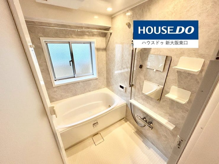 浴室乾燥機・追い炊きつきユニットバス。
浴室に窓もあります。