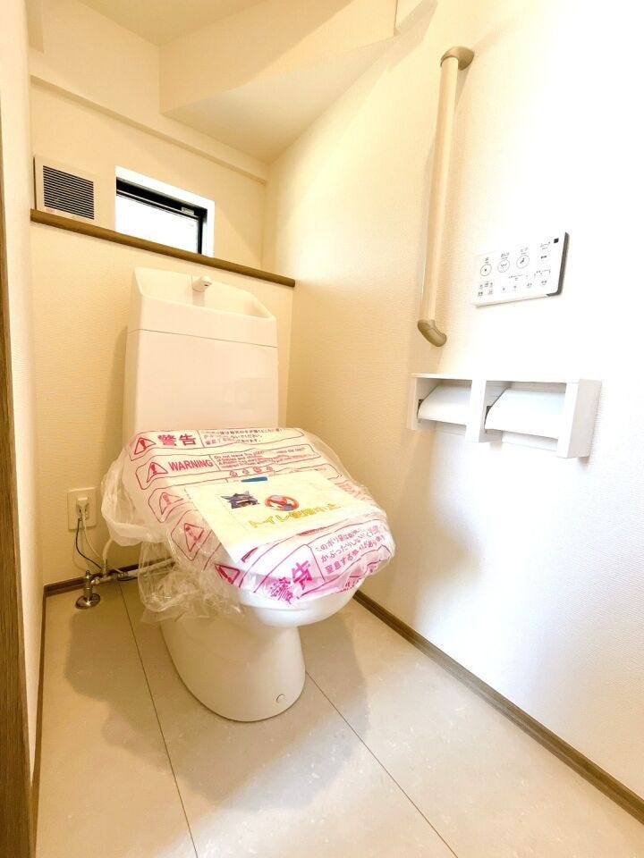 明るくて清潔感のあるトイレスペース♪洗浄便座付トイレ!広々した空間で気持ちよく過ごせます。
