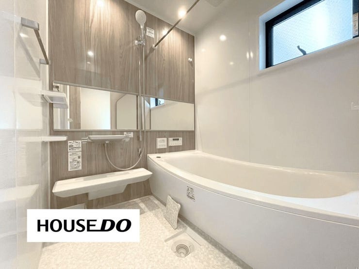 上品なデザインの浴室空間♪浴室乾燥・追い焚き機能付きです◎窓もあり昼間は電気をつけずに済むほど明るくなり、閉塞感が和らぎます。広く感じられるのも魅力です。