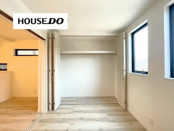 リビングに繋がる洋室は大容量クローゼット付きです◎