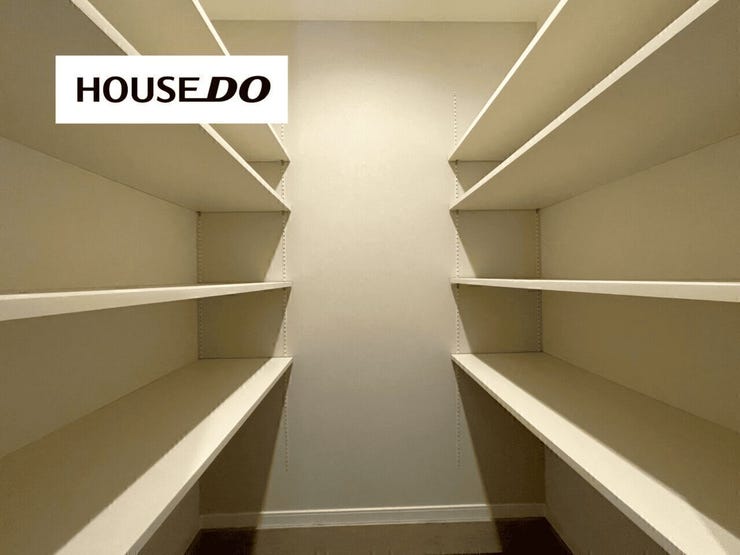 玄関シューズインクローゼットございます!ベビーカーや遊び道具、趣味のグッズも置いて頂ける広さです!