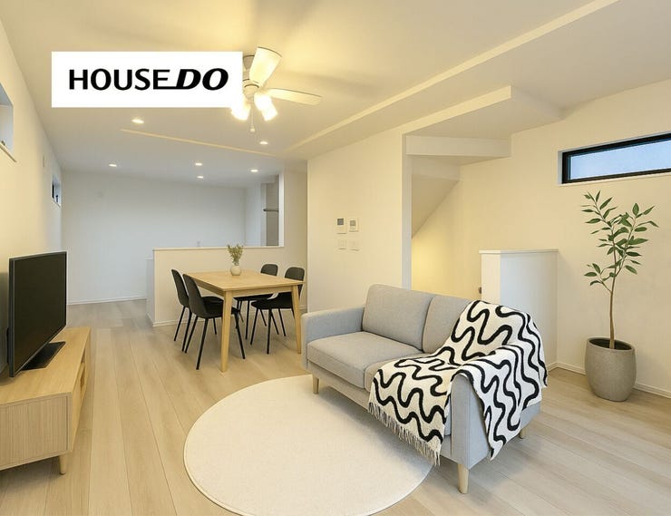 【リビング】
シンプルな内観で家具が選びやすそうです♪
ダウンライトや天井のデザイン照明が、上質な雰囲気を演出。
自然光も差し込む明るく心地よい空間です。
※AIでインテリアを配置したイメージ図です