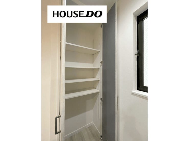 キッチン後ろに収納があり、食器棚としても食品を保存しておくパントリーとしてもお使いいただけます♪