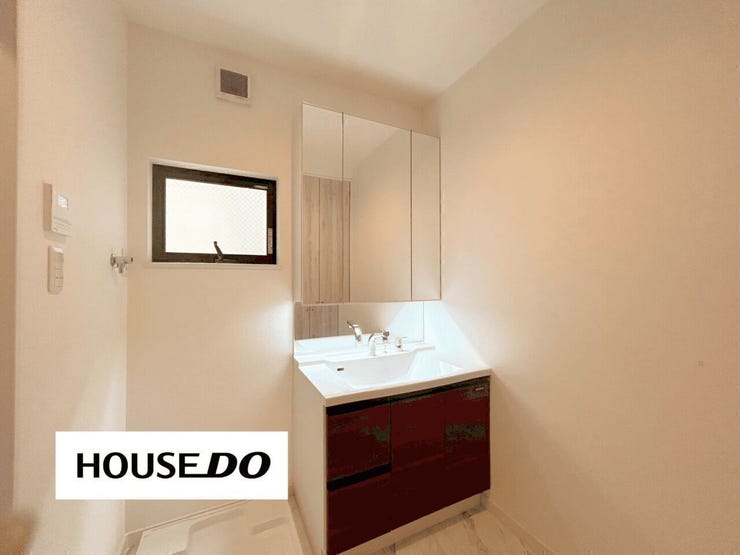 大きな三面鏡付き!ミラーが3枚で角度も自由自在!家族みんなの身だしなみチェックに便利♪