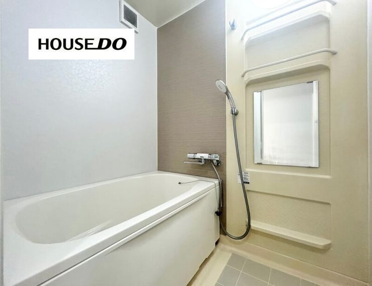 落ち着いた色味のアクセントパネルで上質なバス空間♪