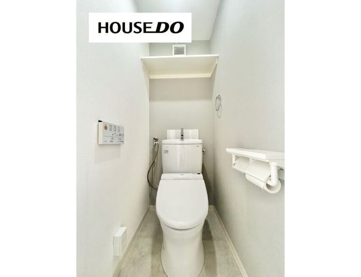 温水洗浄便座付きの新調トイレ
上部棚付きでトイレットペーパーや掃除用品の収納に便利!