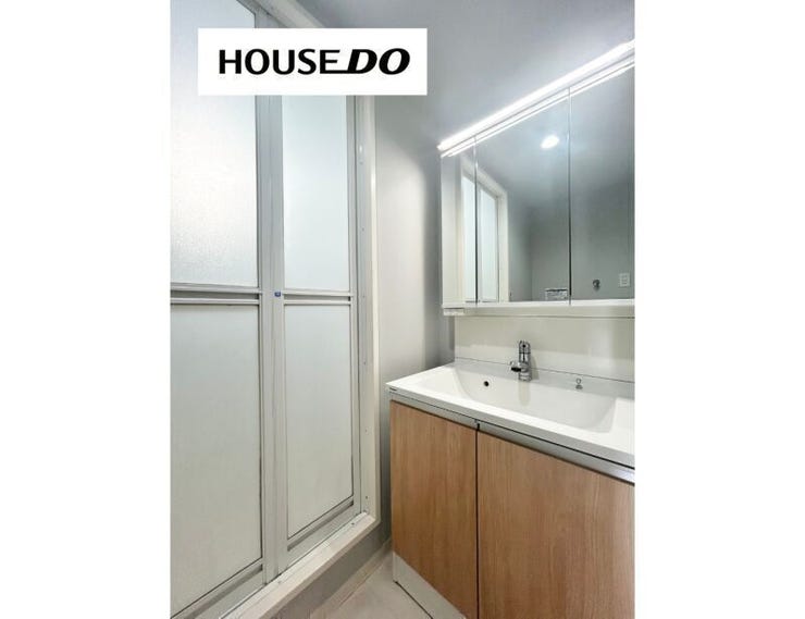 三面鏡タイプの洗面化粧台で身支度がしやすい◎
鏡裏収納付きで洗面小物をすっきり整理可能!