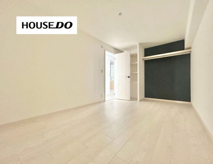 棚+ハンガーパイプ付きで、衣類を収納しやすい!