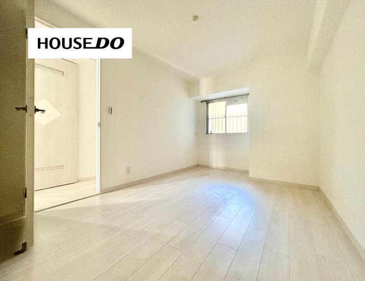 腰高窓付きで、プライバシーを確保しながら採光可能!