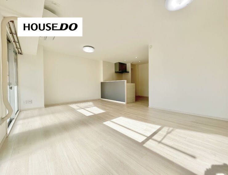 床は明るめの木目フローリングで、部屋全体が広く見える配色◎