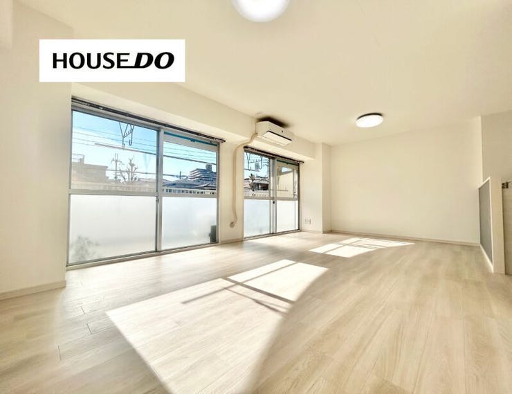 南向きの大開口サッシからたっぷり陽光が入る、明るいLDK♪