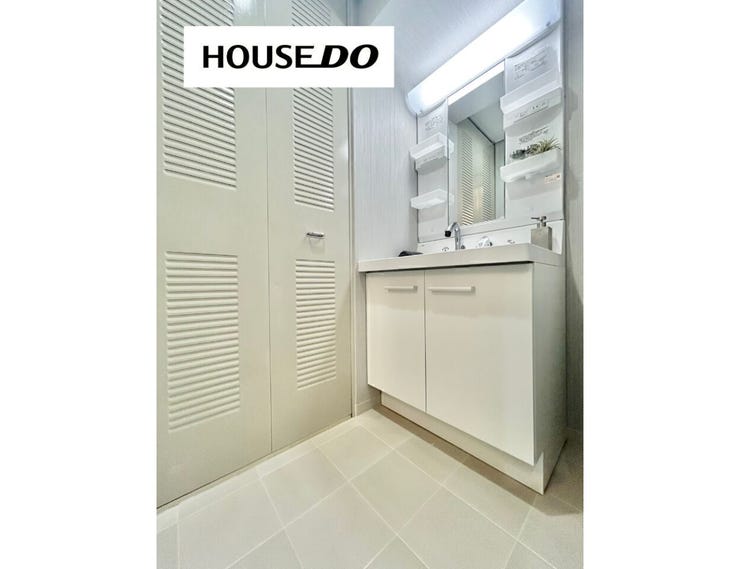 収納棚も多く、日用品がスッキリ片付く使い勝手の良い洗面室。朝の支度が快適に行える明るい空間です。