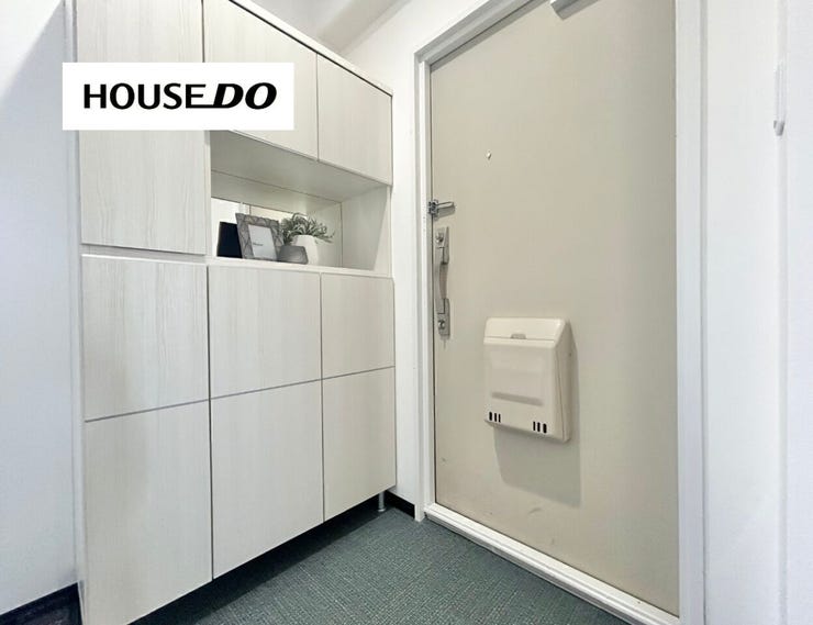 靴や小物をたっぷり収納でき、玄関まわりがいつもスッキリ。来客時の印象も良い明るい玄関です。