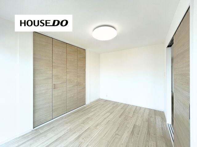 大容量クローゼットがございます!フローリングと合わせた建具がオシャレ♪